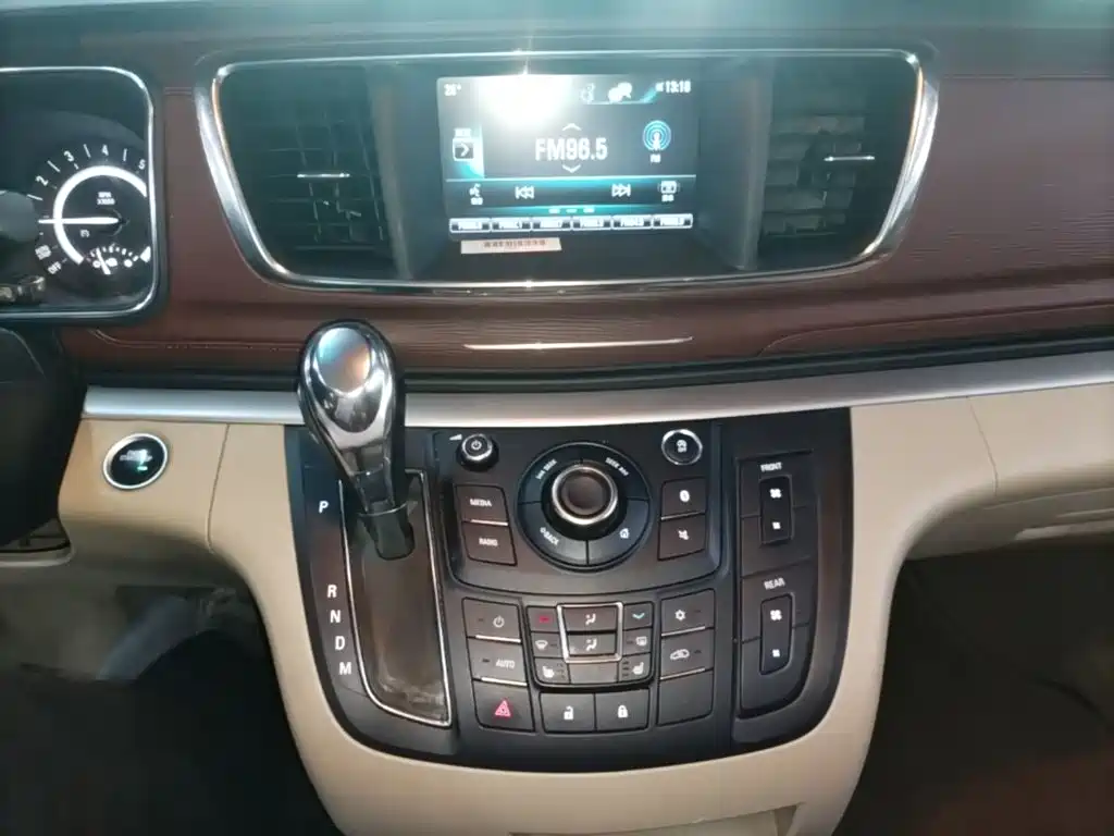 Photo 13 - Buick GL8