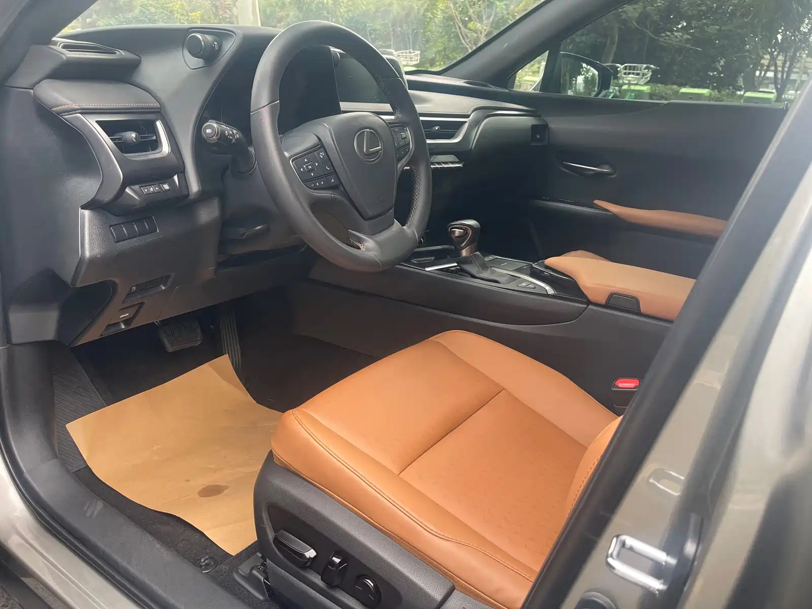 Фото 4 - Lexus UX