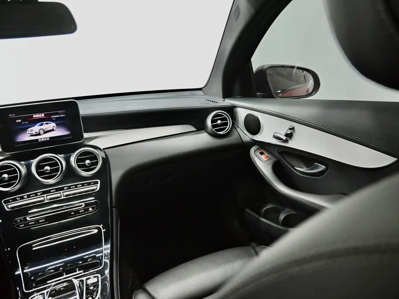 Mercedes-Benz GLC Coupe 2019 GLC 200 4MATIC Coupe SUV фото 10