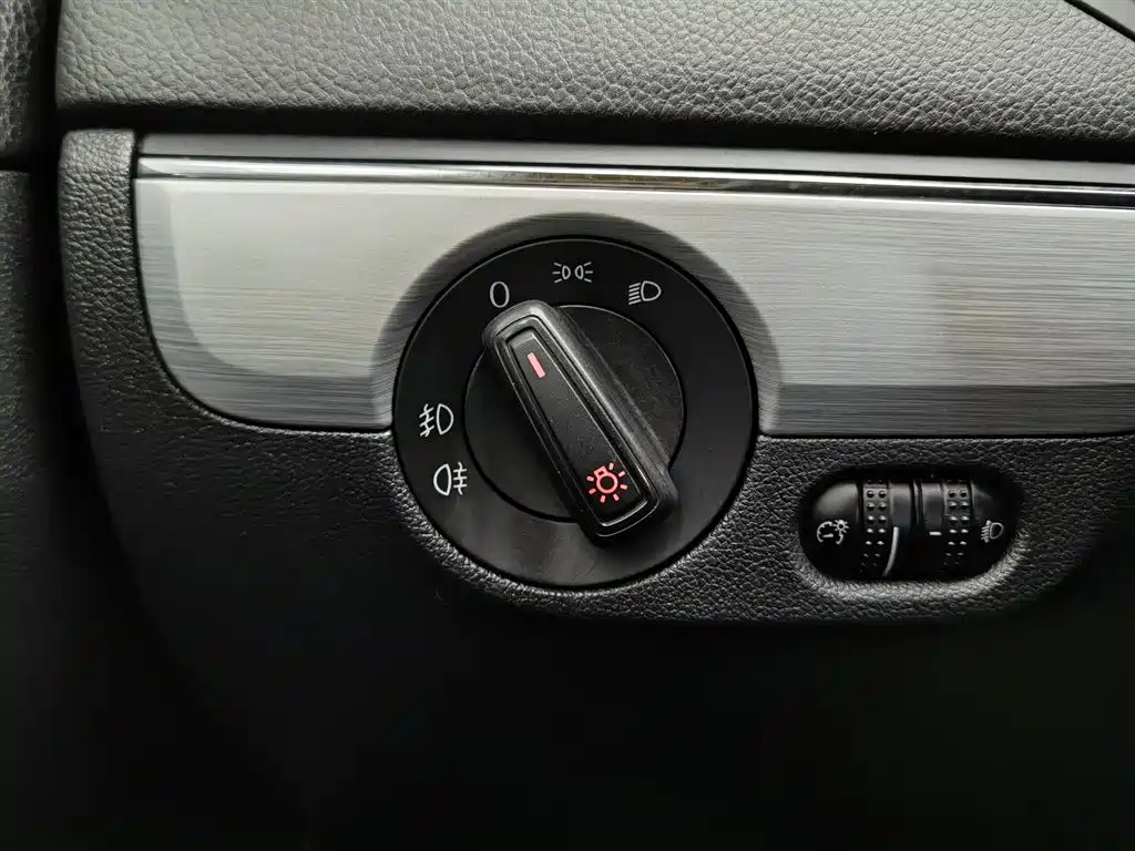 Volkswagen Sagitar 2015 1.6L Manual Fashion фото 21