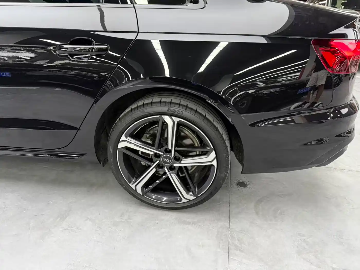 Audi A4L 2025 2 Million Celebration Edition 40 TFSI Luxury Dynamic фото 13