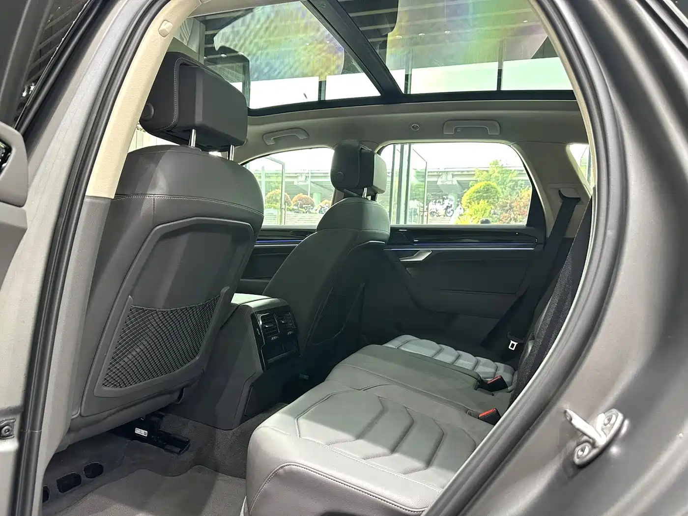 Volkswagen Touareg 2023 3.0TSI R-Line Volcano Rock Paint Sport фото 9