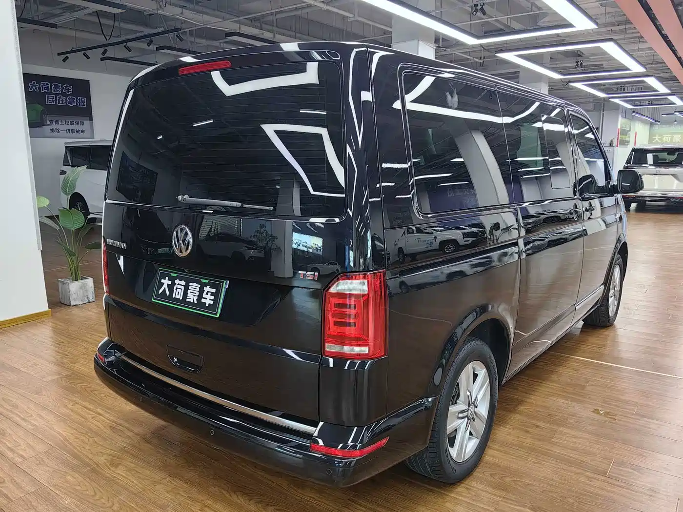 Volkswagen Multivan 2017 2016 2.0TSI 2WD Luxury 7-Seater