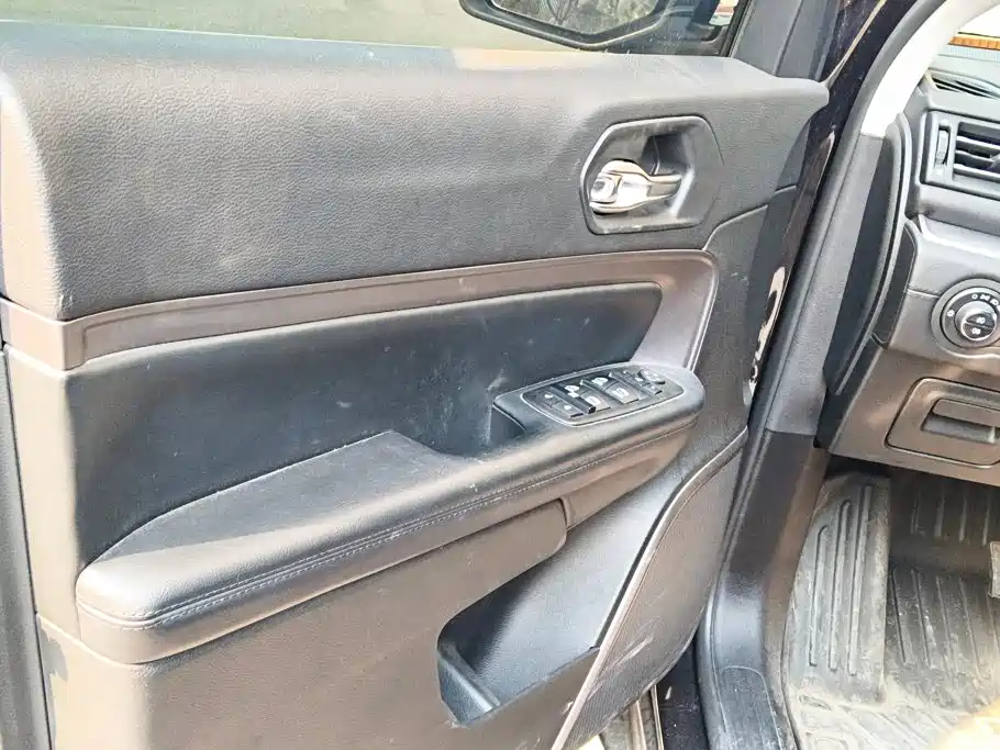 Photo 7 - Jeep Grand Commander