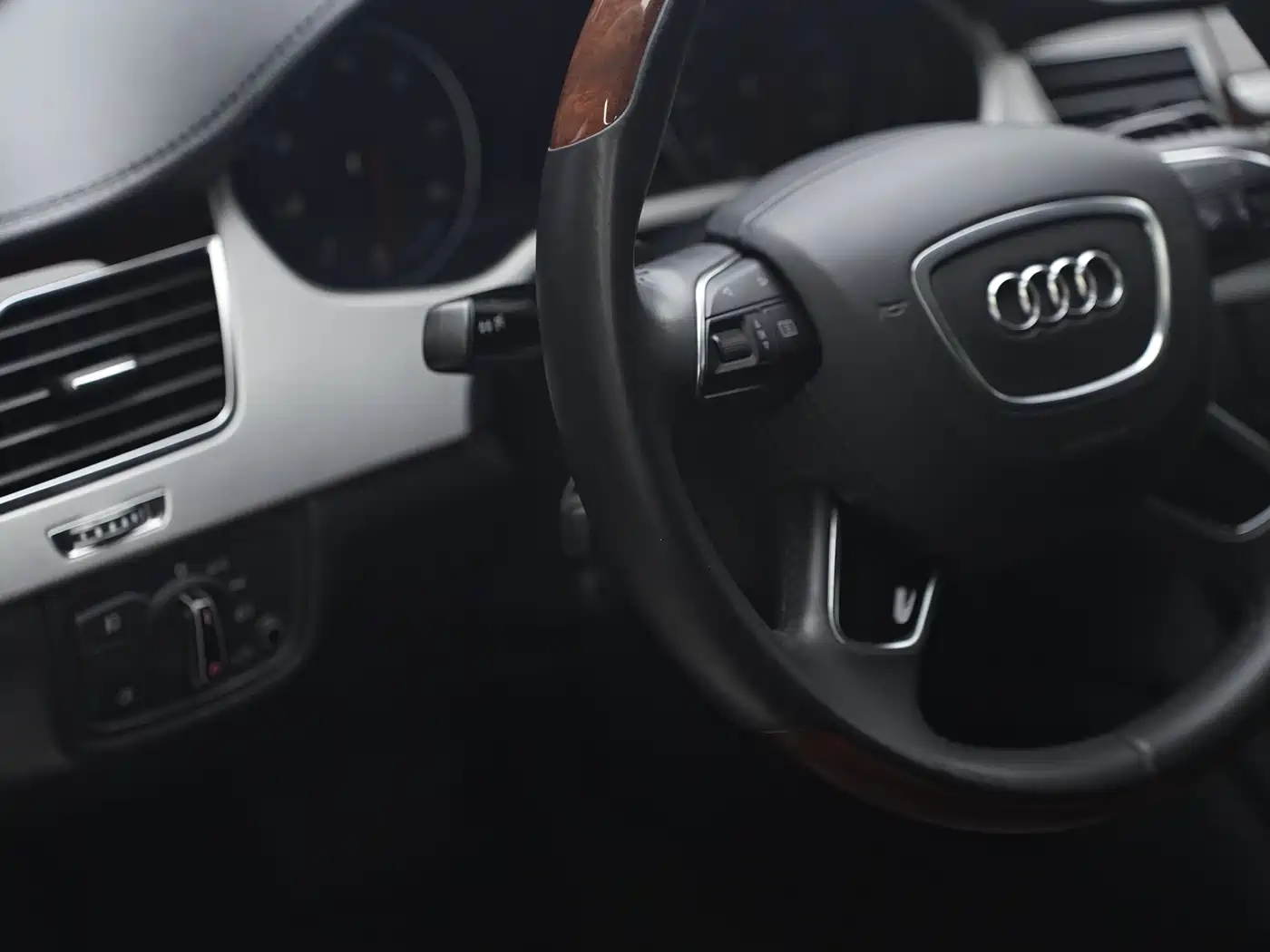 Фото 9 - Audi A8