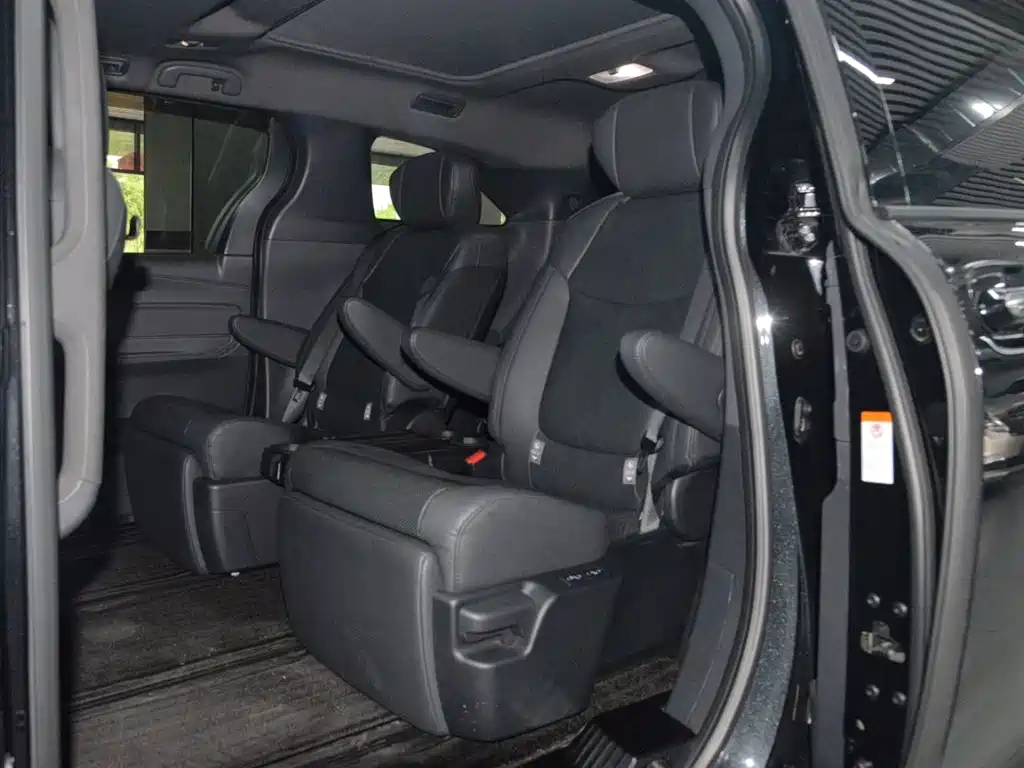 Toyota Granvia 2023 2.5L Hybrid VIP Edition фото 9