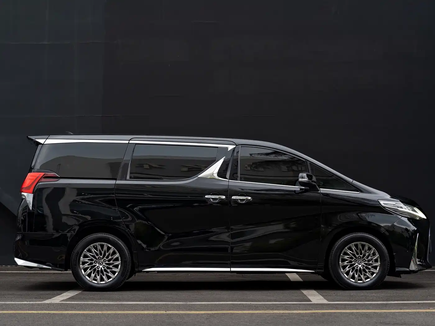 Lexus LM 2020 300h 4-Seat Imperial Edition фото 4