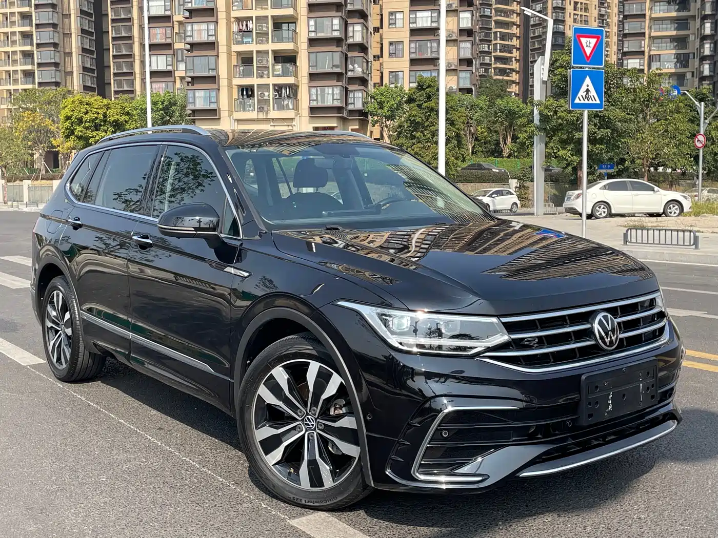 Volkswagen Tiguan L 2022 330TSI Auto 2WD R-Line Premium Edition фото 3