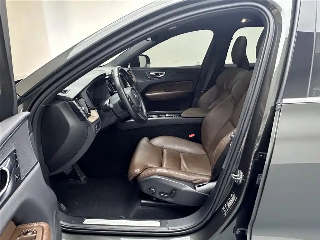 Фото 4 - Volvo XC60