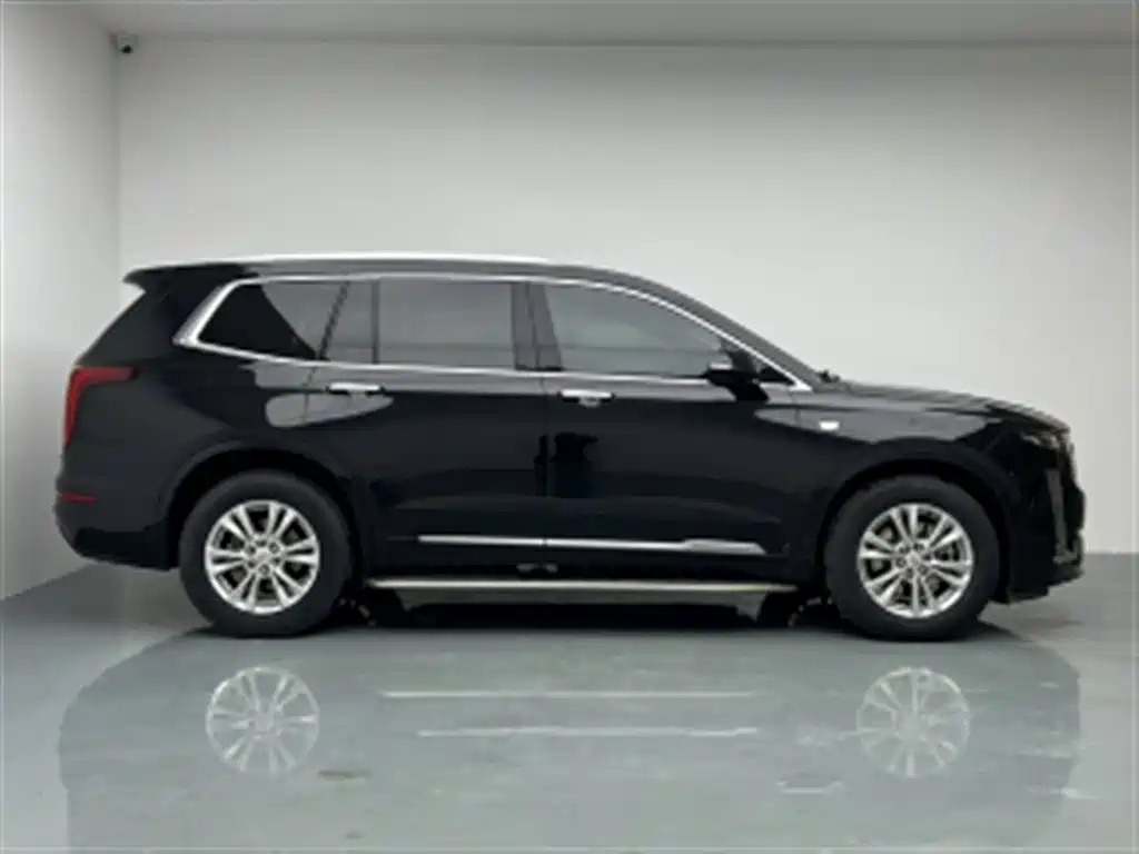 Photo 7 - Cadillac XT6