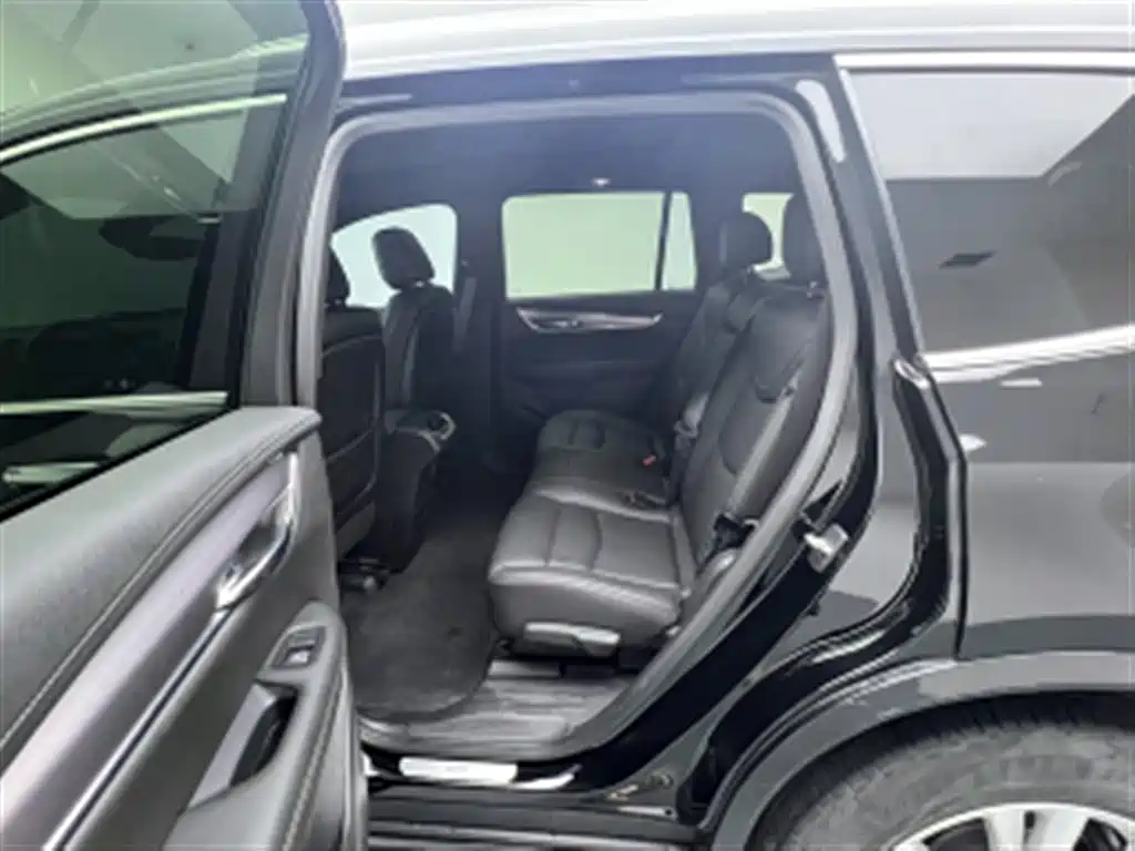 Photo 17 - Cadillac XT6