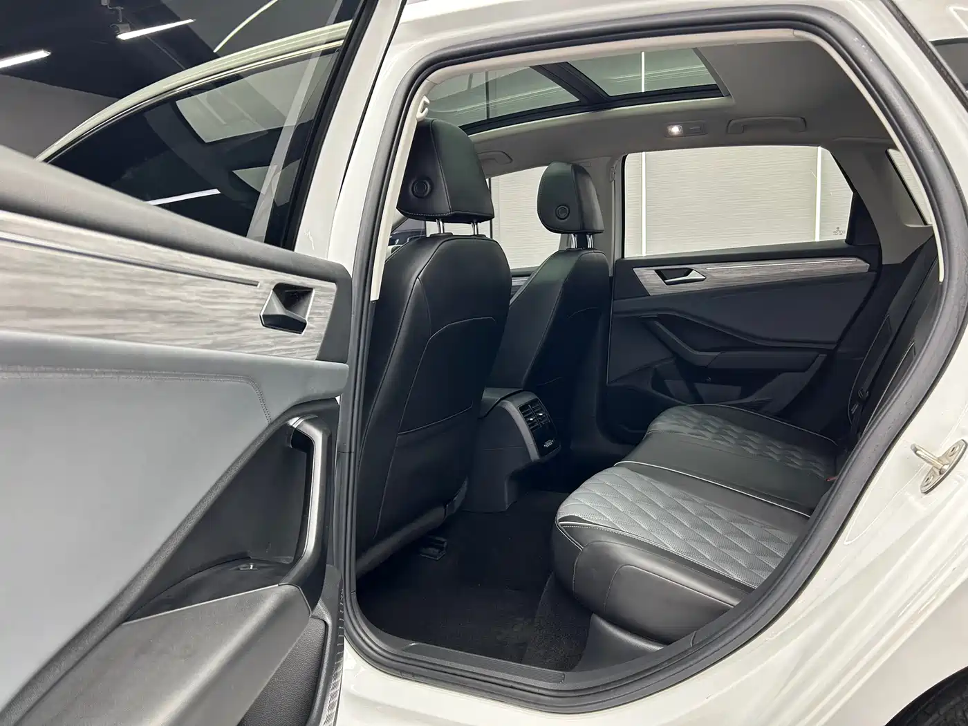Volkswagen Sagitar 2022 280TSI DSG Surpassing Edition фото 18
