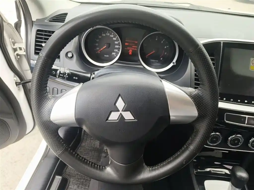 Mitsubishi Lancer EX 2016 1.8L CVT Black & White Replica фото 11