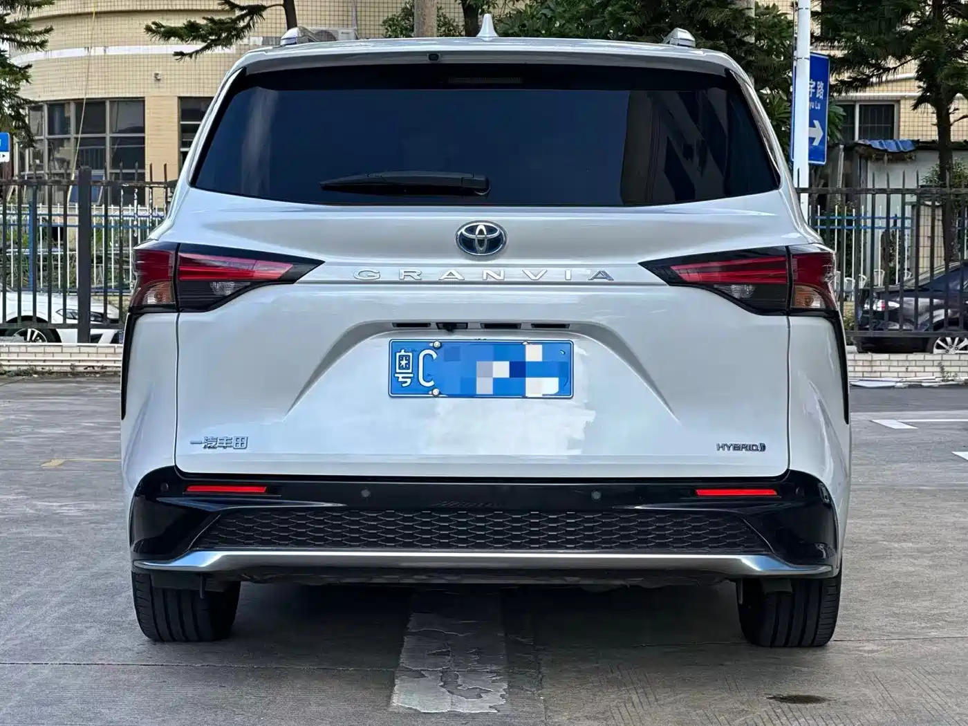 Toyota Granvia 2023 2022 2.5L Hybrid Premium Edition