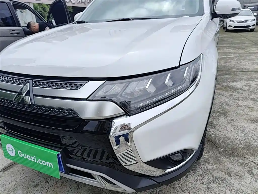 Mitsubishi Outlander 2019 2.4L 4WD Deluxe Edition 7-Seater China VI фото 24