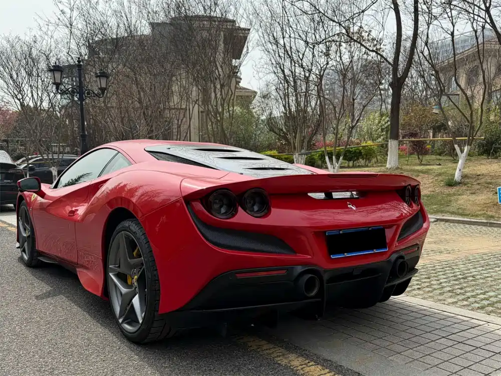 FERRARI F8
