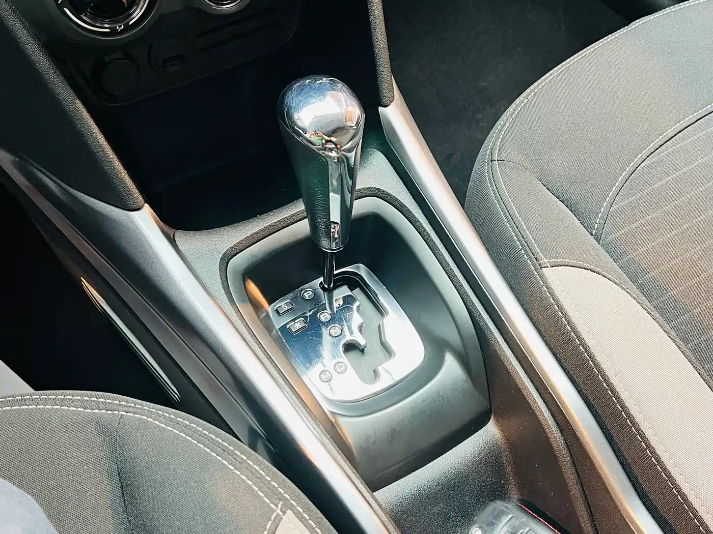 Peugeot 2008 2014 1.6L Automatic Trend Edition фото 9