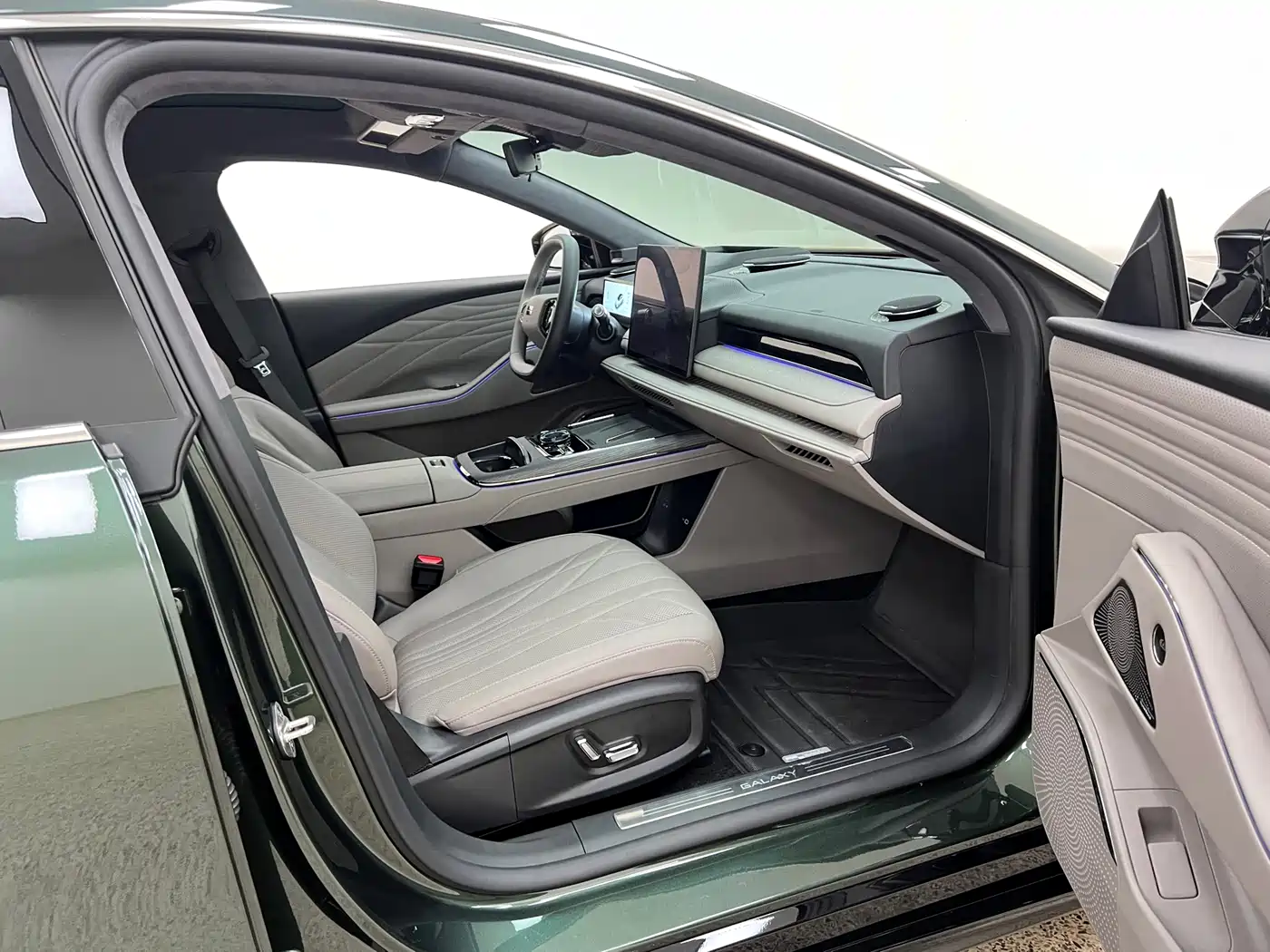 Geely Galaxy Galaxy Xingyao 8 2025 Model 130km EM-i Flagship Edition фото 32