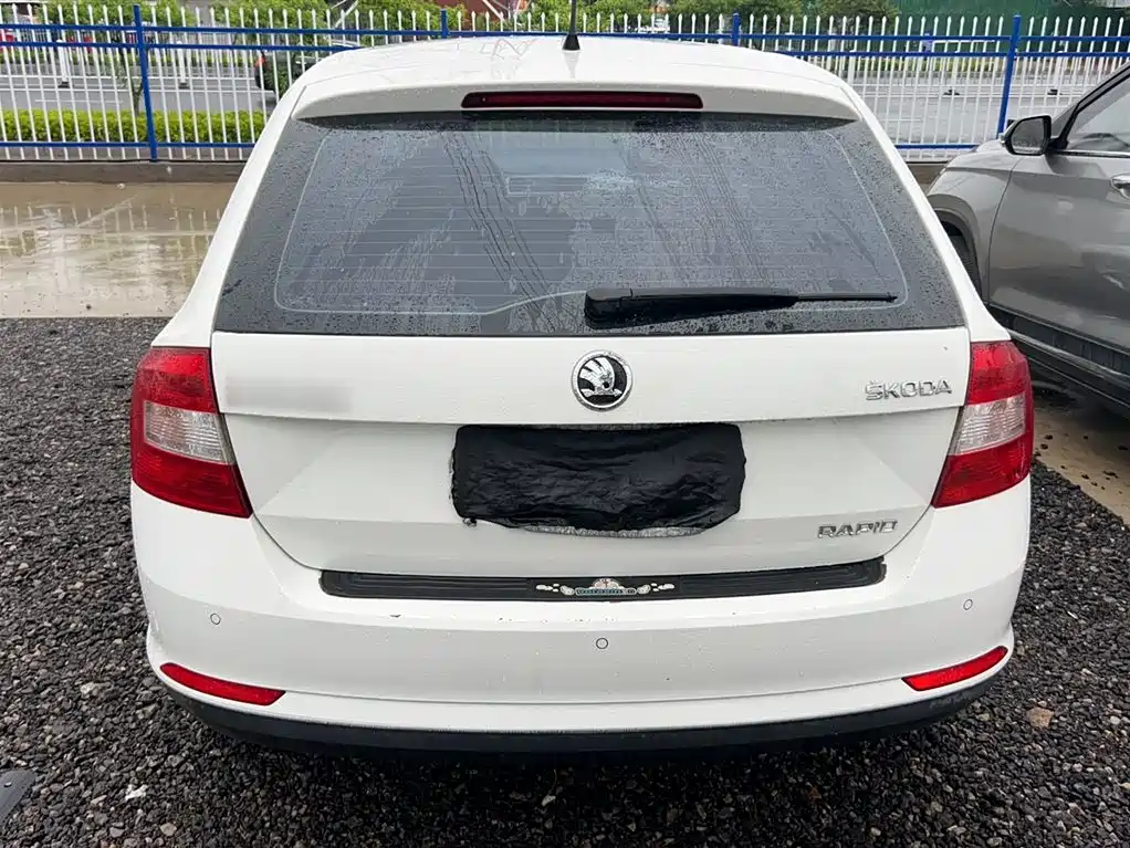 Škoda Skoda Rapid Spaceback 2014 1.6L Automatic Joy Edition фото 7