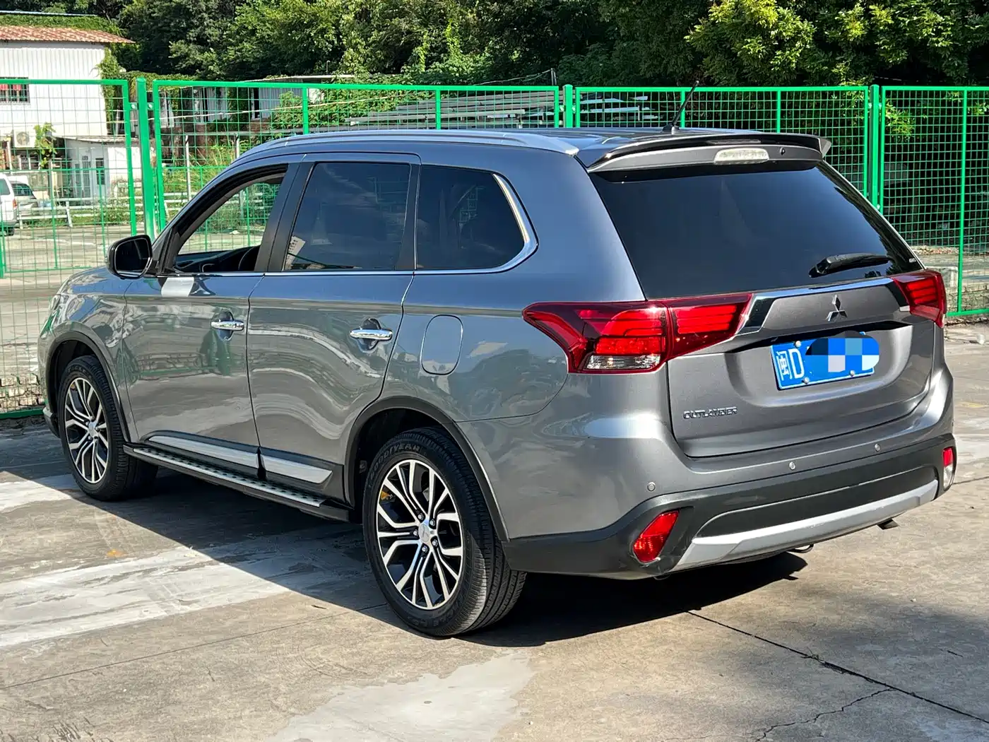 Mitsubishi Outlander (Import) 2016 2.4L 4WD Elite 7-seater фото 6