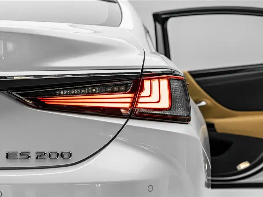 Lexus ES 2023 200 Excellence Edition фото 37