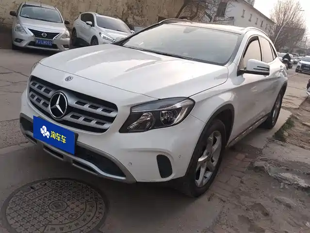 MERCEDES-BENZ GLA