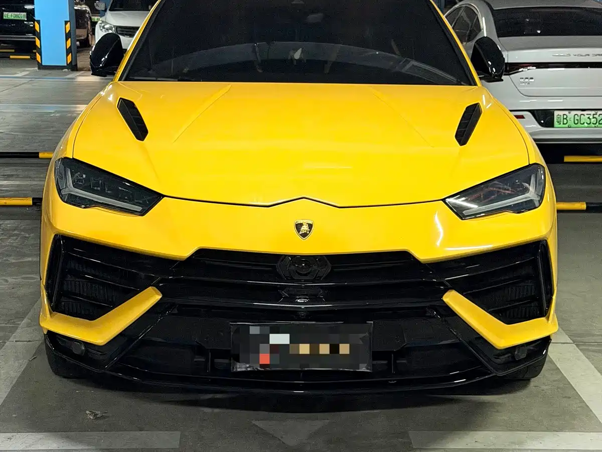 Фото 3 - Lamborghini Urus