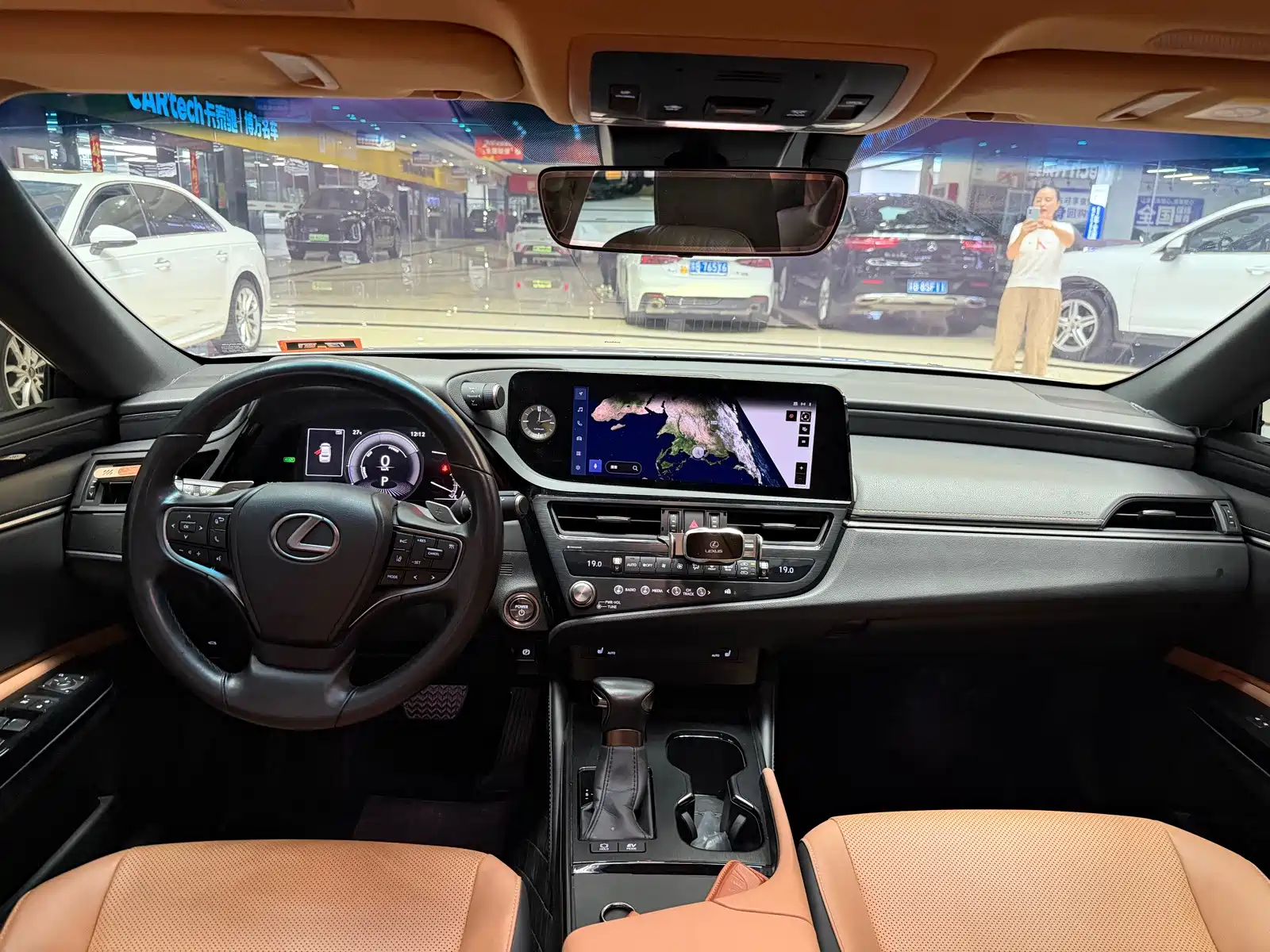 Photo 9 - Lexus ES