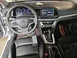 Фото 10 - Hyundai Elantra