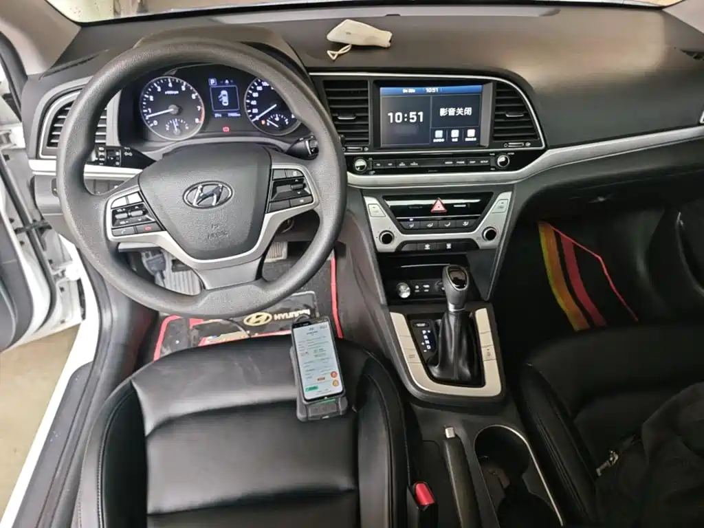 Фото 10 - Hyundai Elantra