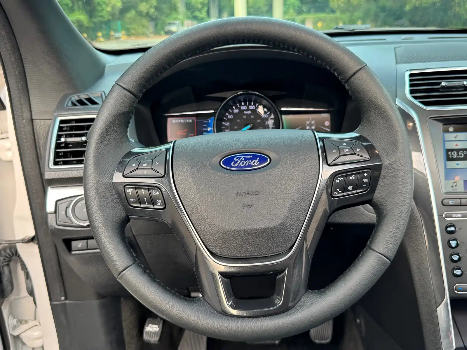 Photo 14 - Ford Explorer (Import)