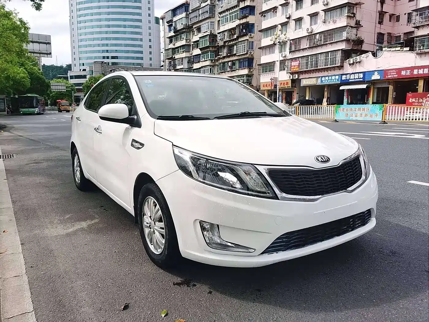 Kia K2 2012 Sedan 1.4L MT GLS Commemorative Edition фото 3