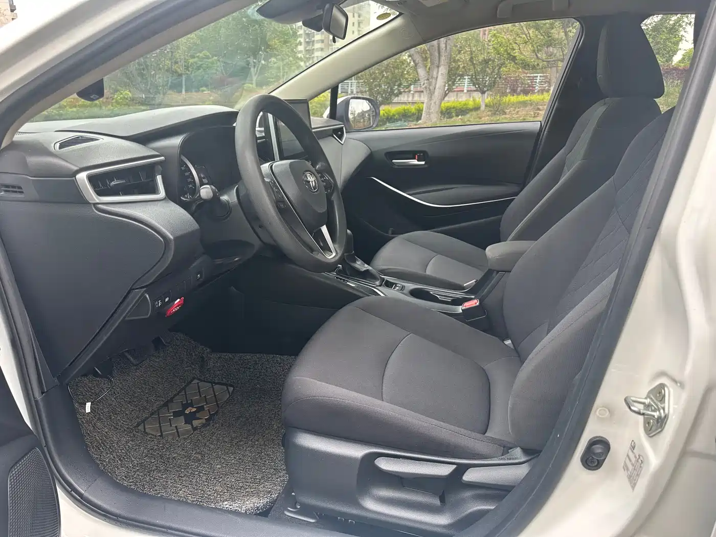 Toyota Corolla 2021 Hybrid 1.8L E-CVT Pioneer Edition фото 4