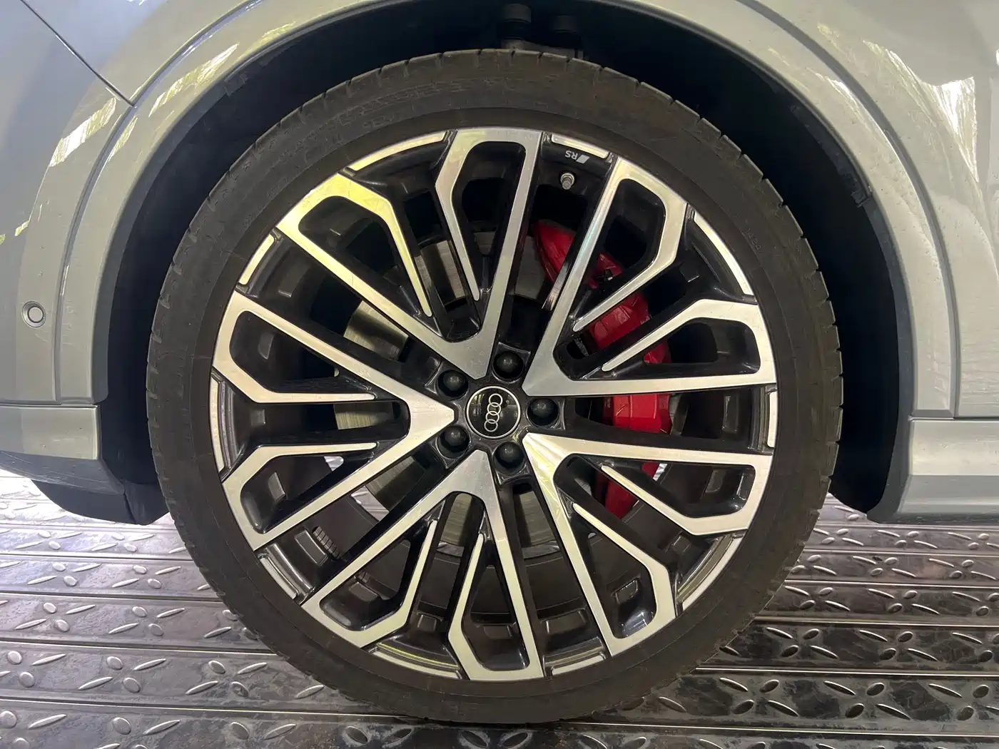 Audi SQ7 2024 4.0 TFSI фото 18