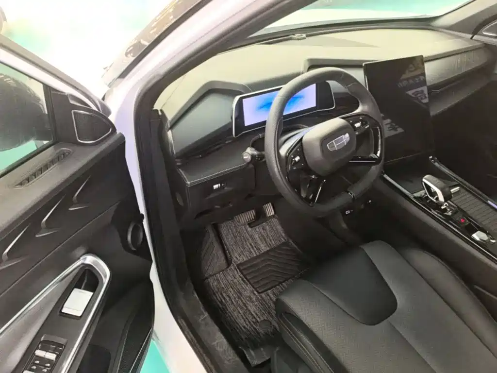 Photo 16 - Geely Atlas