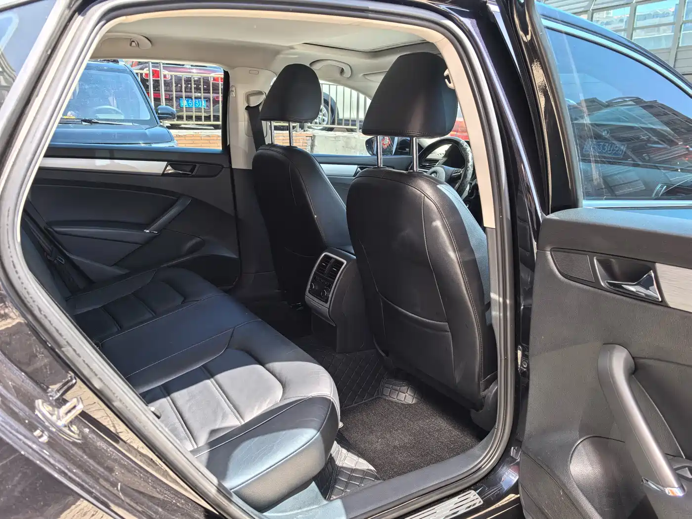 Volkswagen Passat 2015 1.8TSI DSG Honor Edition фото 16