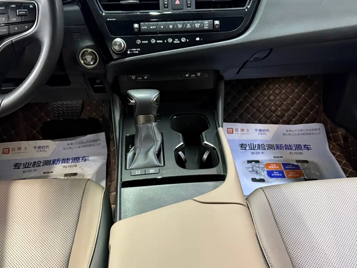 Фото 17 - Lexus ES