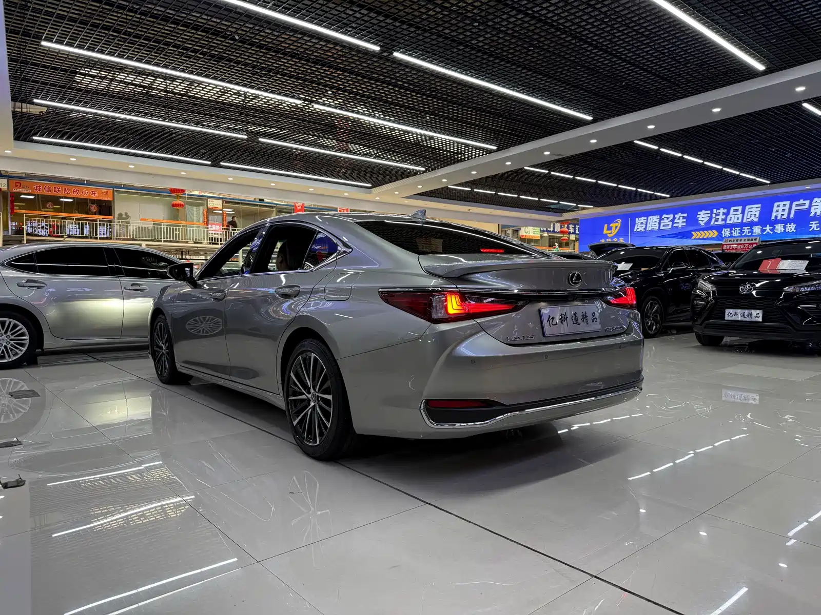 Фото 6 - Lexus ES