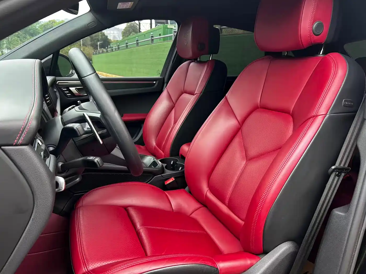 PORSCHE MACAN