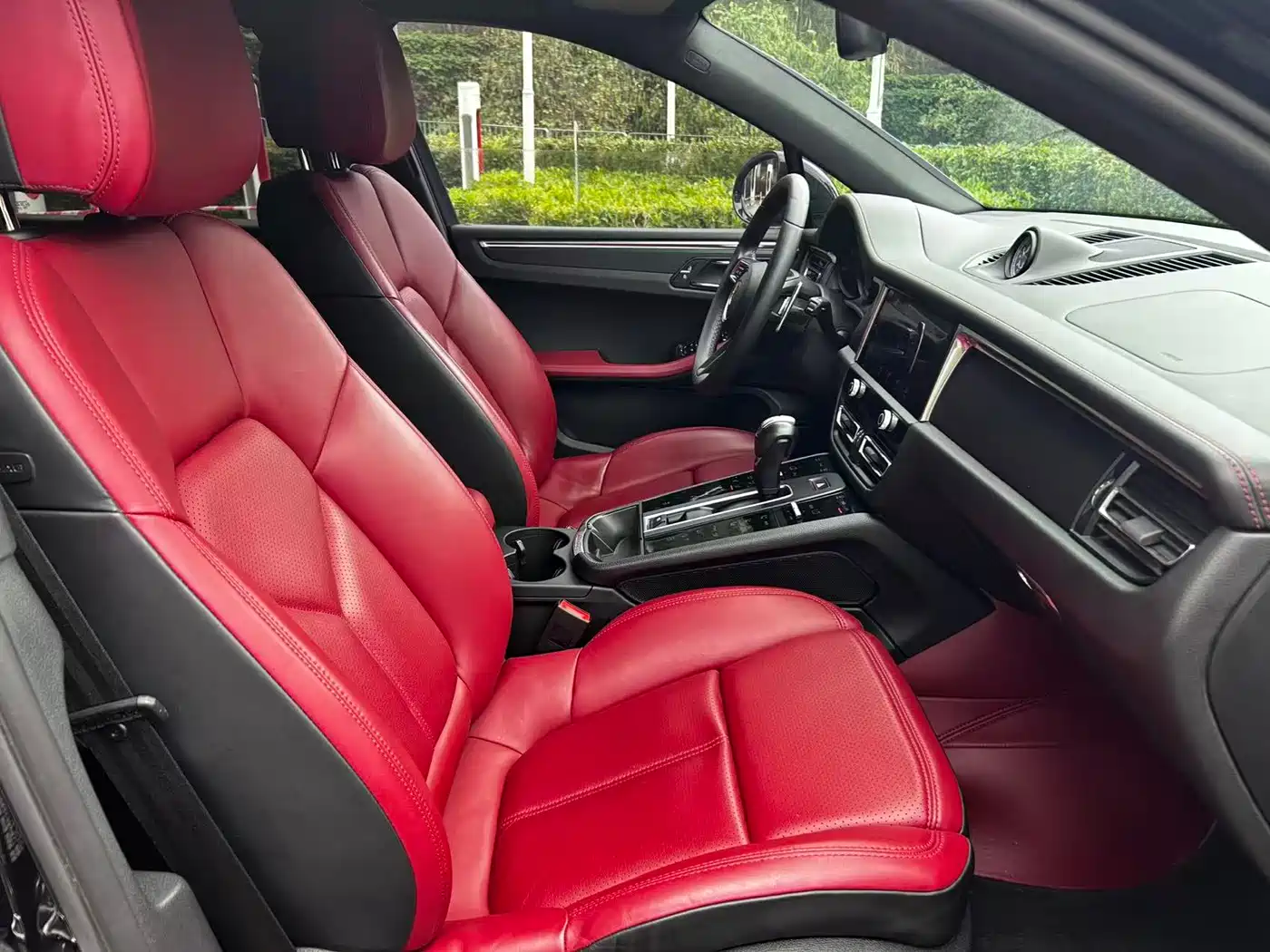 PORSCHE MACAN