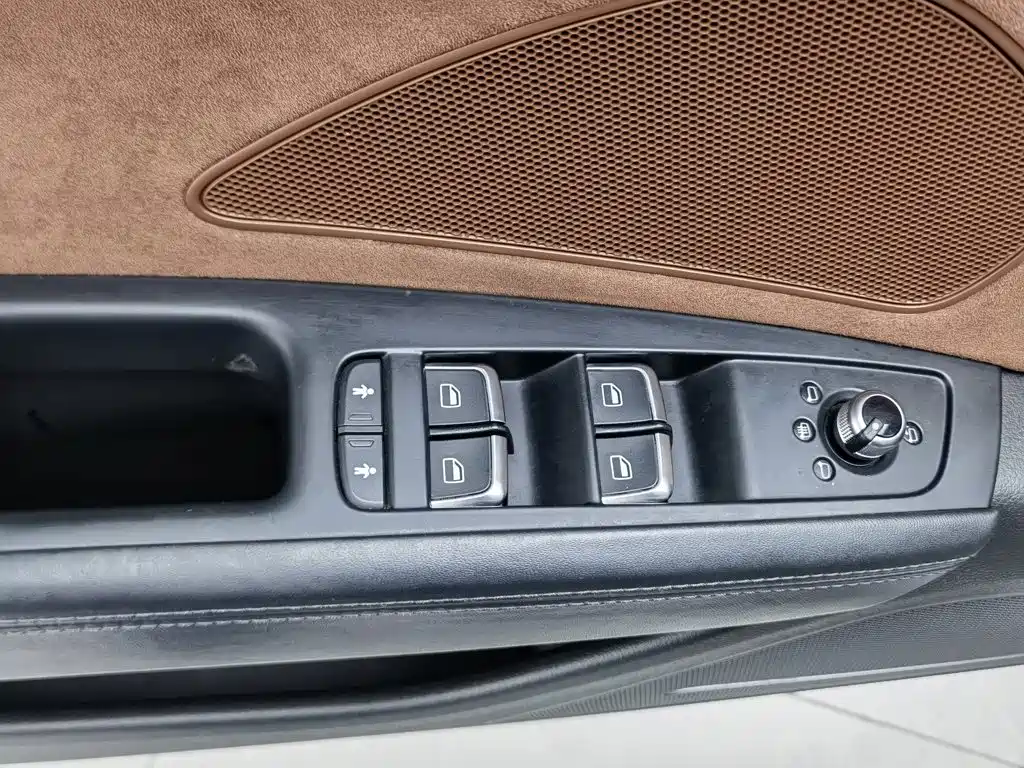 Photo 9 - Audi A8