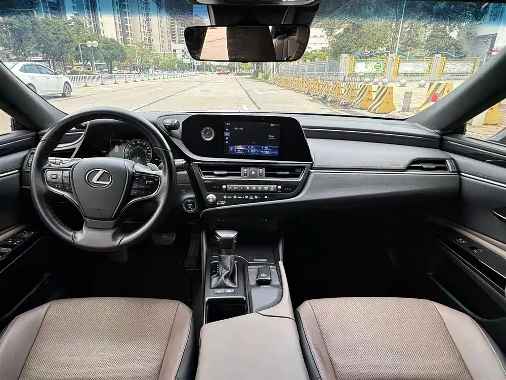 Photo 5 - Lexus ES