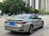 Photo 2 - Lexus ES