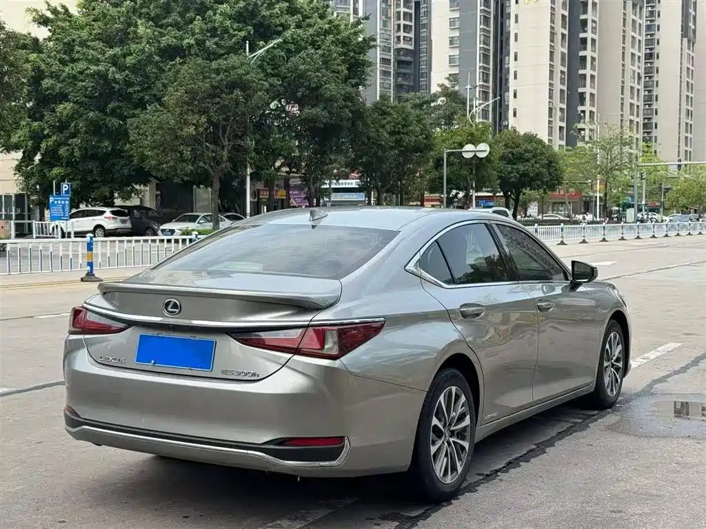 Photo 2 - Lexus ES