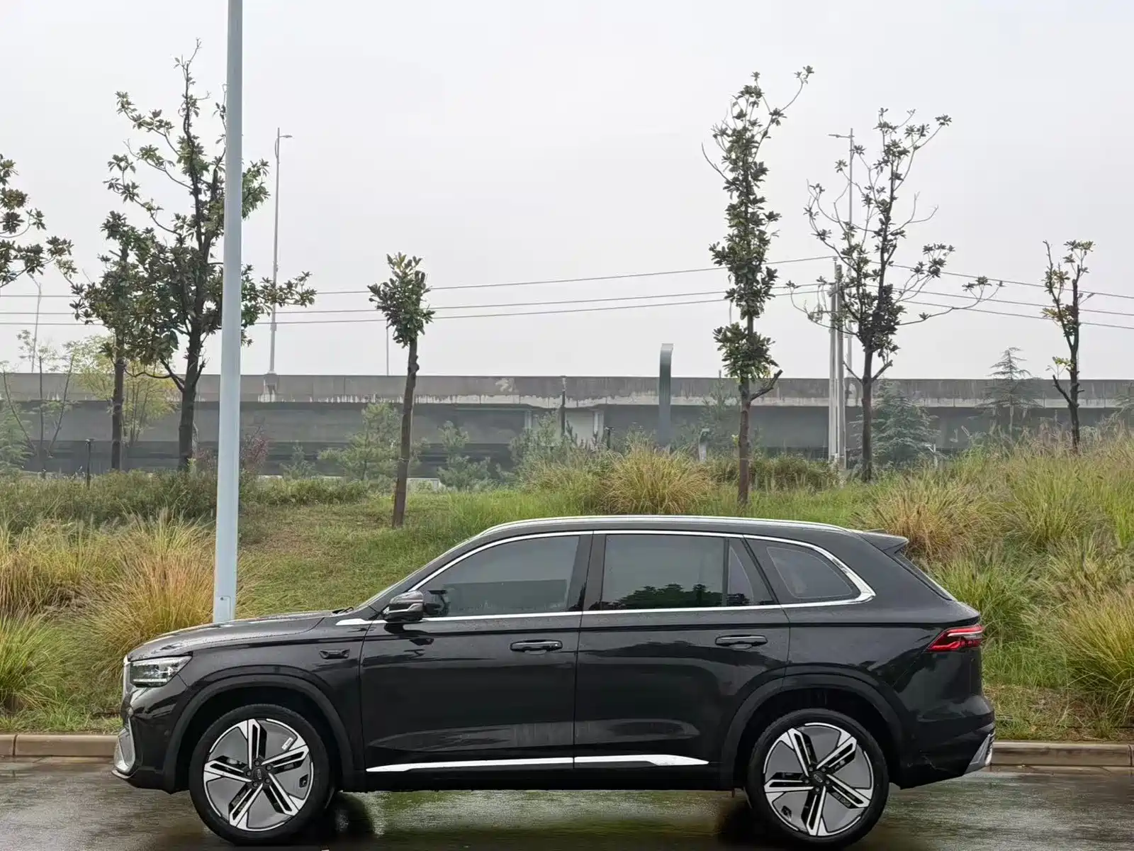 Фото 2 - Geely Monjaro