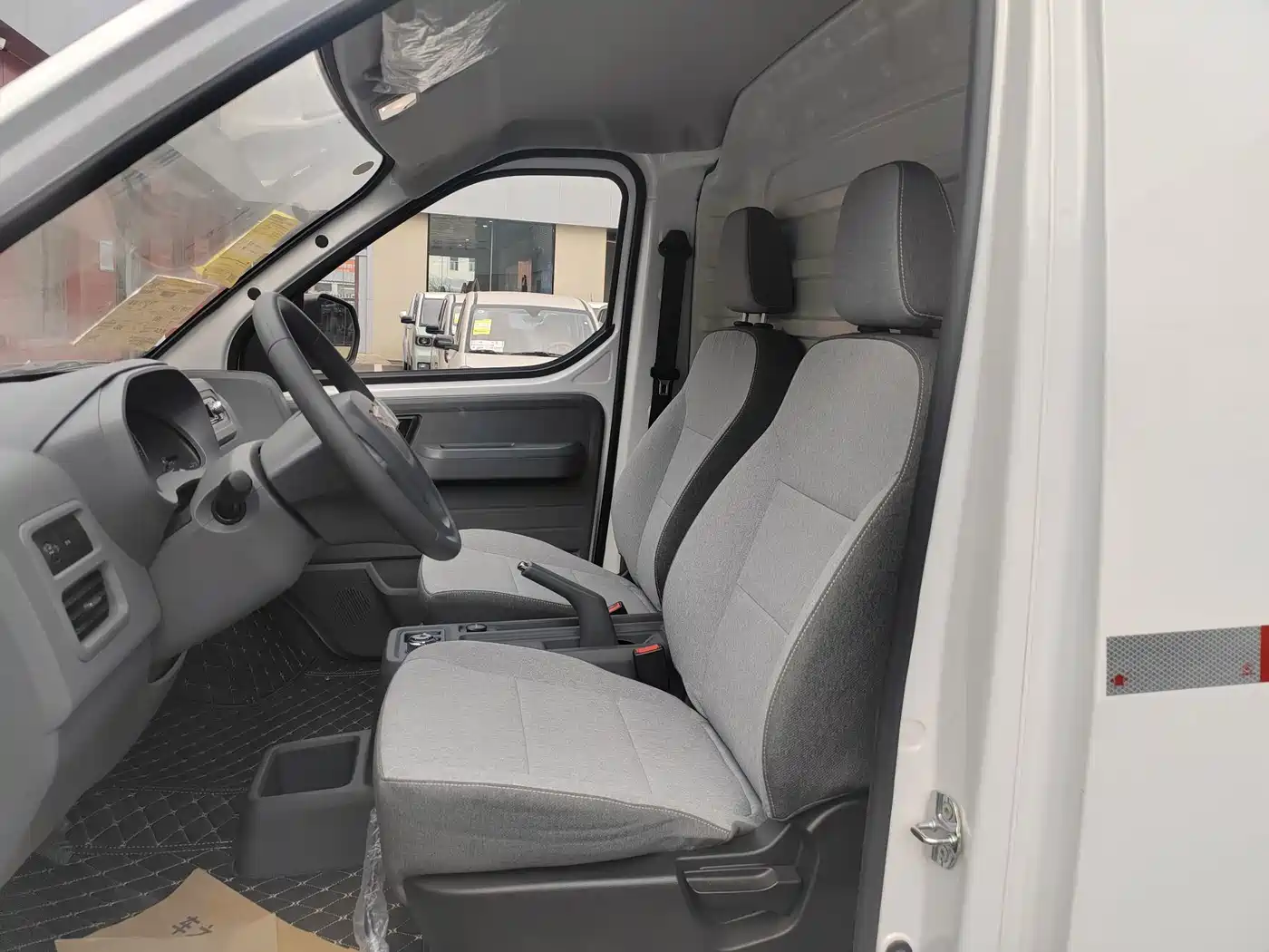 Wuling Motors Wuling Yangguang 2026 2024 300km Practical Enclosed Window Version 60kW