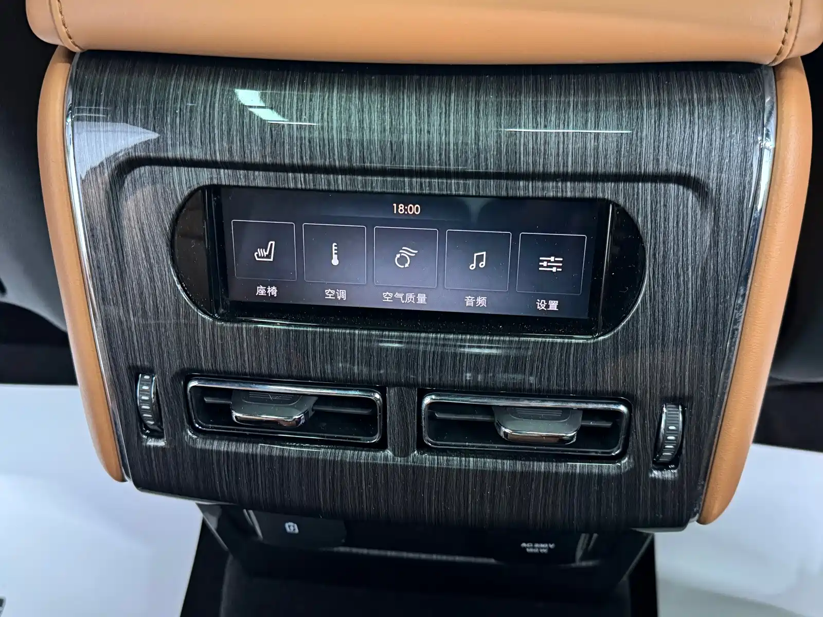 Photo 16 - Lincoln Aviator