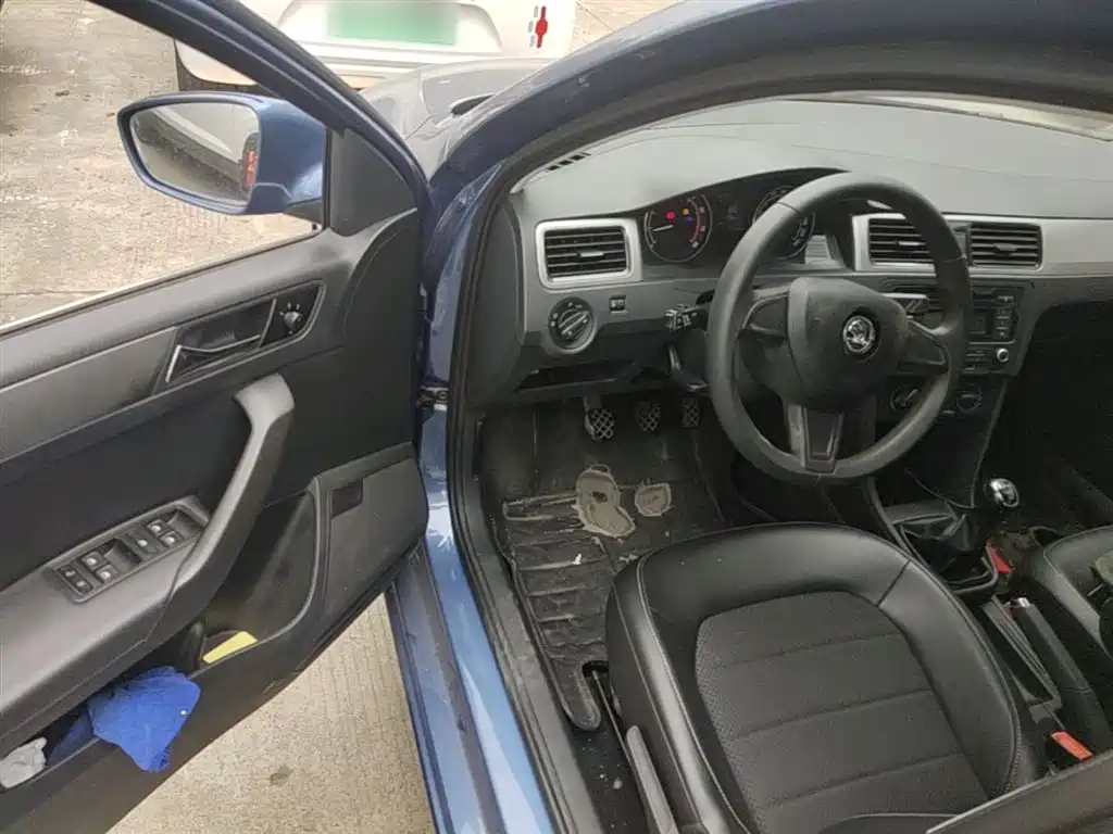 Škoda Skoda Rapid Spaceback 2016 1.6L Manual Pioneer Edition фото 16