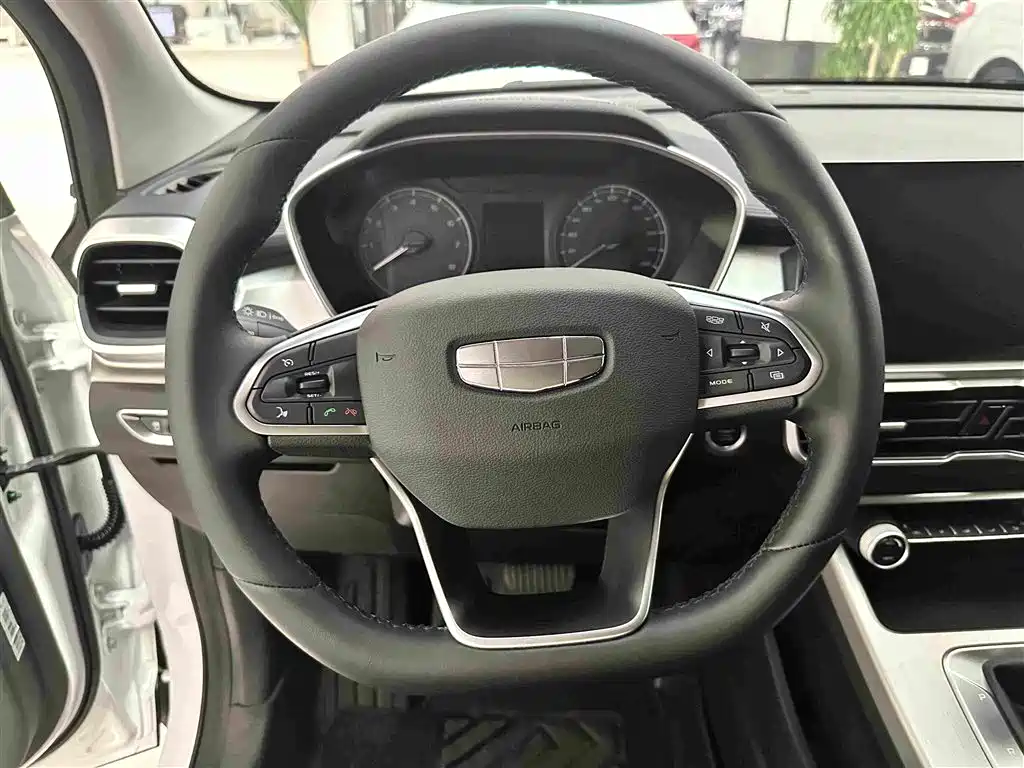 Фото 8 - Geely Binyue