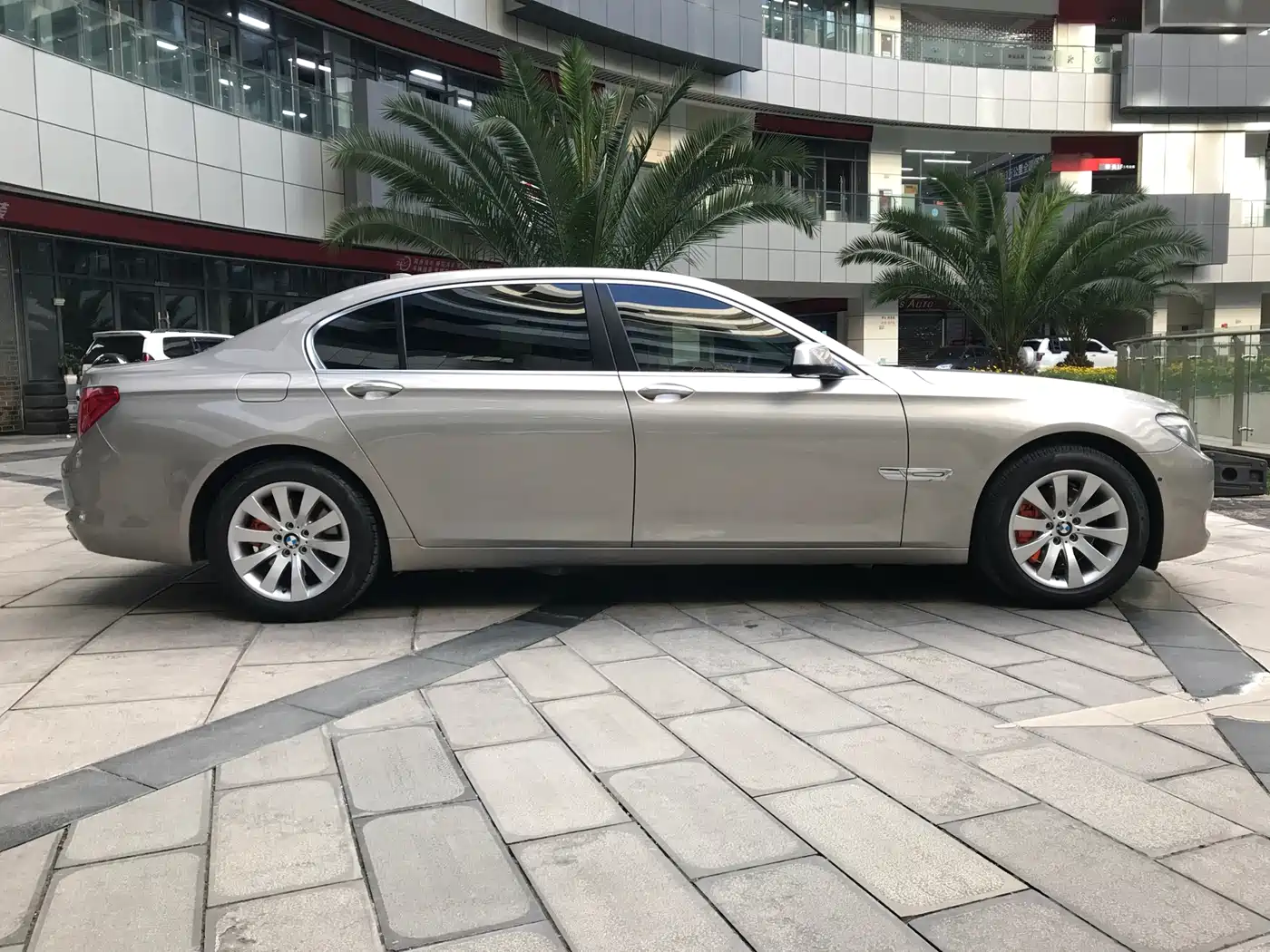 BMW 7 Series 2009 740Li Luxury фото 7